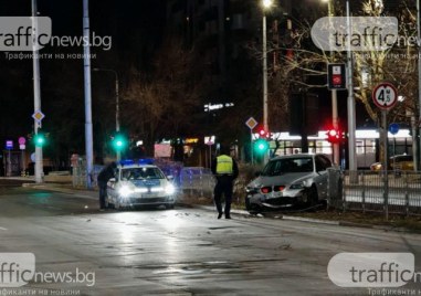 Среднощен екшън в Пловдив! БМВ се заби в мантинела на ключов булевард