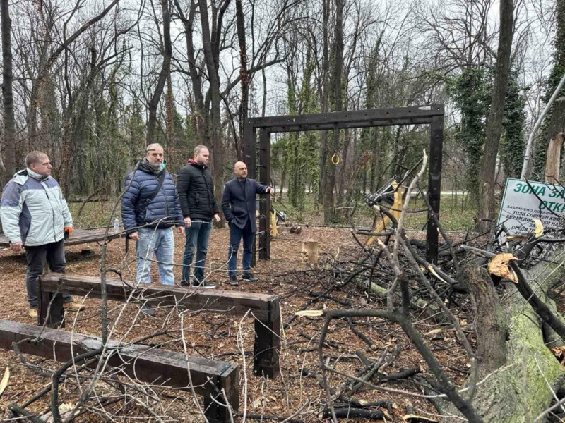 Разчистиха огромните паднали дървета и клони в Лаута, възстановяват фитнеса