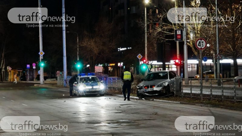 Среднощен екшън в Пловдив! БМВ се заби в мантинела на ключов булевард