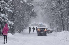 Пътят до хижа “Здравец“ е блокиран, автомобили са закъсали