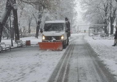 Чистят с приоритет пешеходните зони от снега в Пловдив