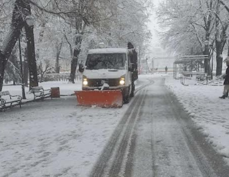 Чистят с приоритет пешеходните зони от снега в Пловдив