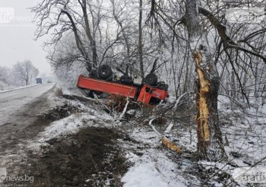 Тежка катастрофа стана на Рогошко шосе, камион се преобърна