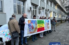 Десетки родители на протест срещу социалните в Пловдив: Извършват се скандални нарушения, а контрол- няма