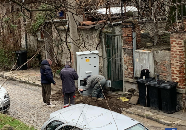 Градски абсурди! Ново ел. табло блокира тротоар на улица в центъра на Пловдив