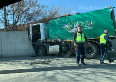 Боклукчийски камион се заби в бетонна ограда на Кукленско шосе