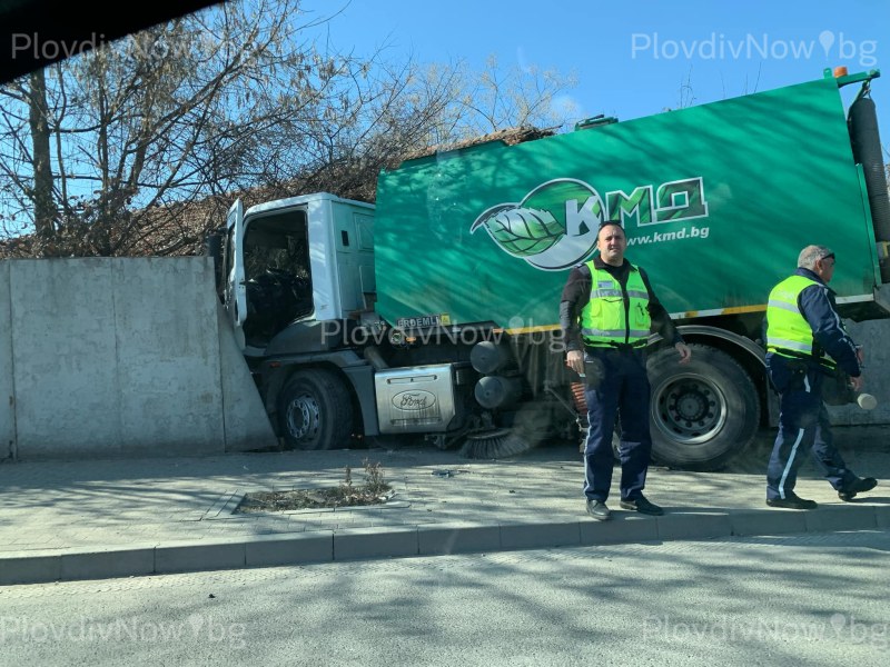 Боклукчийски камион се заби в бетонна ограда на Кукленско шосе