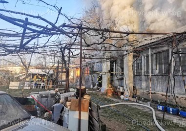 Пожар пламна в Пловдив, двама са пострадали