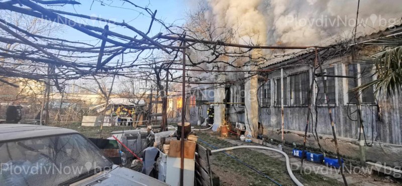 Пожар пламна в Пловдив, двама са пострадали