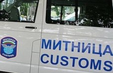 Над 2400 кутии цигари, скрити в машини за чай, откриха митничари на Летище Пловдив