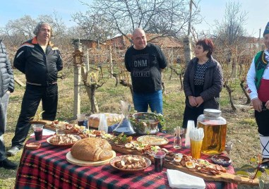 Зарязаха лозята в плодородната почва на община Съединение на днешния празник