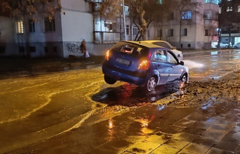 Кола пропадна в дупка, зейнала заради голяма авария в Кючука