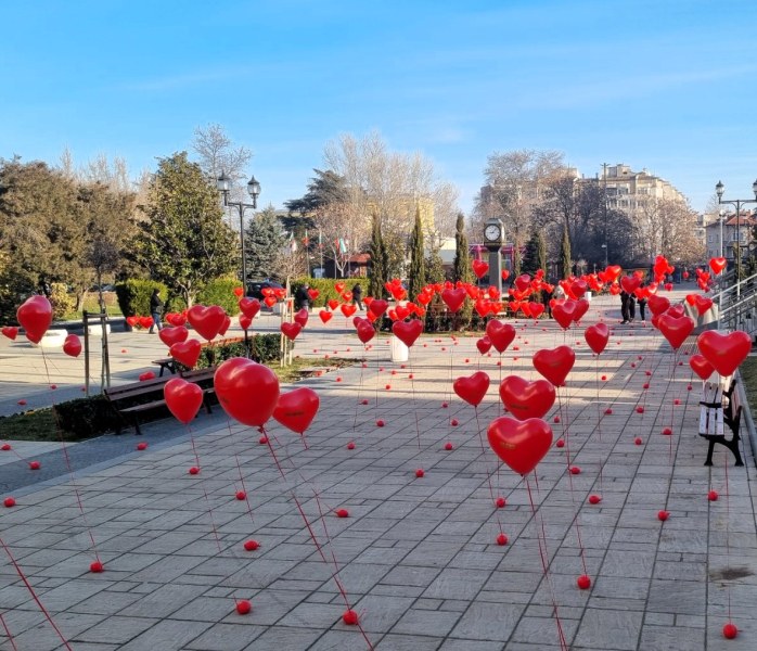 Романтика в Асеновград - стотици червени балони сърца изненадаха хората