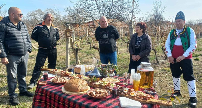 Зарязаха лозята в плодородната почва на община Съединение на днешния празник