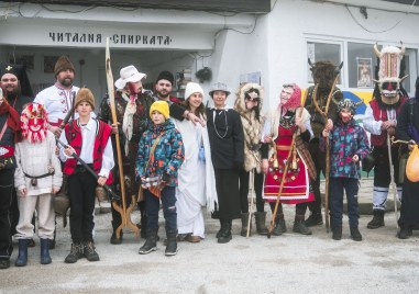 Чанове, маски и цветове превземат Дедево