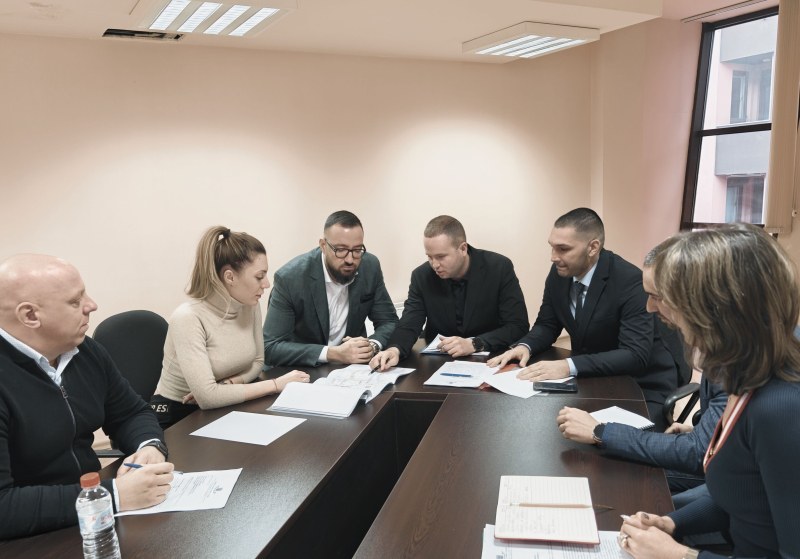 Възможности за повече паркоместа в „Тракия” обсъдиха в кметството