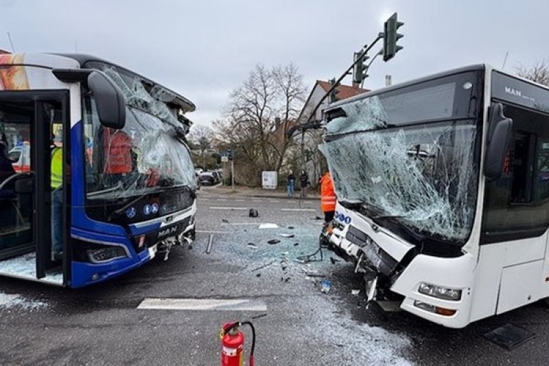 Тежък челен удар между два автобуса рани 30 души в Германия, сред тях има и деца