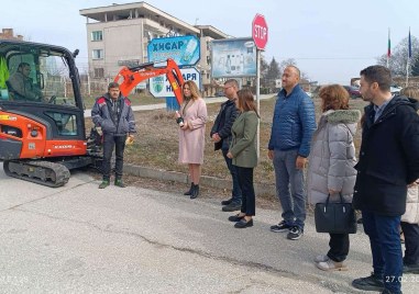 Направиха първа копка по благоустрояването на входа на Хисаря