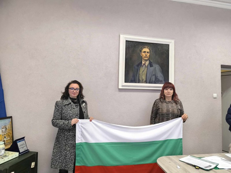 Нови знамена ще красят фасадите на училищата в „Западен”