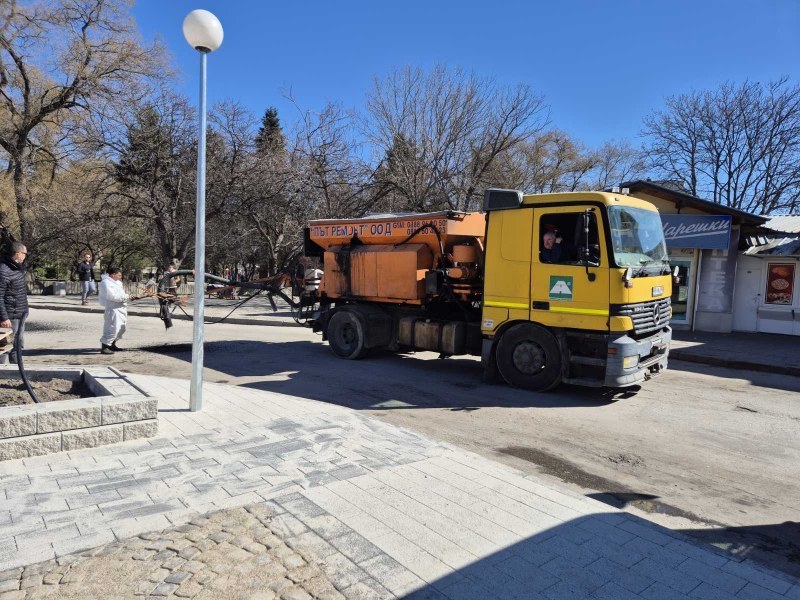 Ударно запълване на дупки по улиците започна в „Южен”