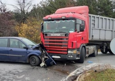 Кола и камион се удариха край Кадиево, има ранен