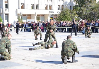 Атрактивни демонстрации на площад “Централен“  за 82-та годишнина на Специалните сили