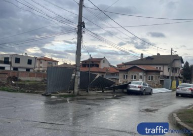 Жълт код за силен вятър: Метална ограда се стовари върху автомобил в Прослав