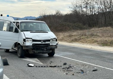 Влекач и бус се удариха на АМ “Тракия“, младеж пострада