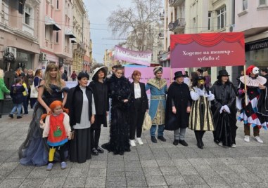 Цветно, пъстро и шумно театрално шествие премина по Главната улица