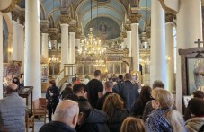 Цветница е! Стотици вярващи се стекоха към храмовете в Пловдив, взеха върбови клонки и се помолиха за здраве tsvetnitsa-e-stotitsi-viarvashti-se-592.jpeg