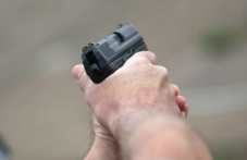 mlad-mazh-strelia-pistolet-zavedenie-u-317.png