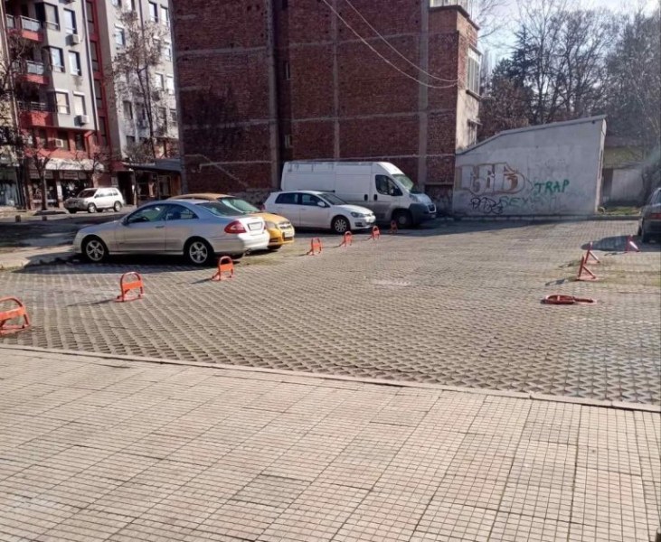 Мъж откри колата си с четири нарязани гуми в Кючука