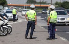 Младеж правил лицеви опори върху капака на кола...в движение