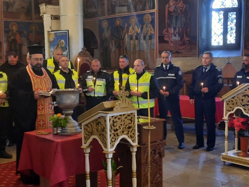 Отслужиха водосвет за здраве и благословия за мотопатрулите от звено „Сигма“ при ОДМВР - Пловдив