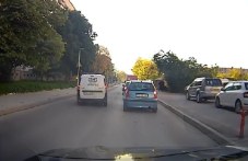 Шофьор изпревари неправомерно, качи се на тротоар и мина на червено в Кючука