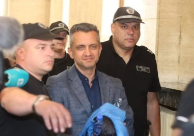 Съдът остави в ареста директора на пловдивската митница