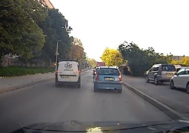 Шофьор изпревари неправомерно, качи се на тротоар и мина на червено в Кючука