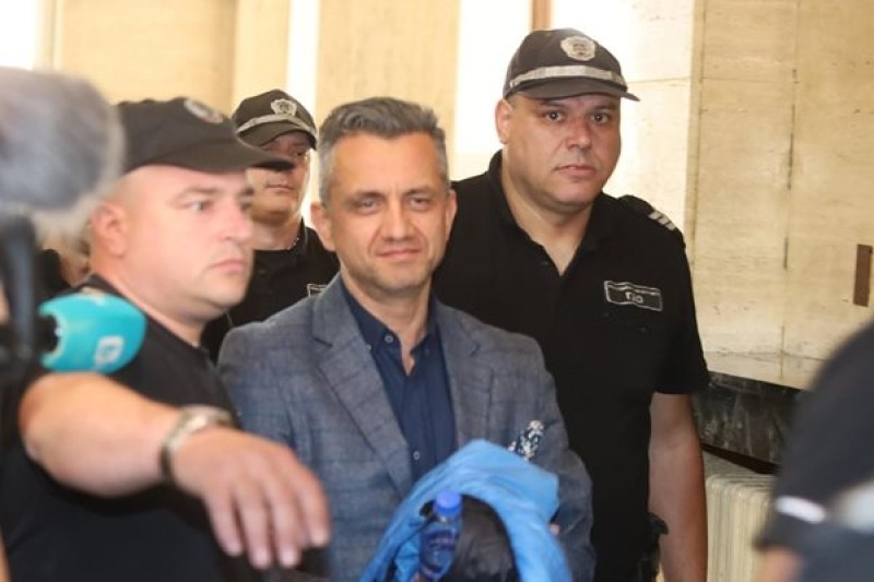 Съдът остави в ареста директора на пловдивската митница