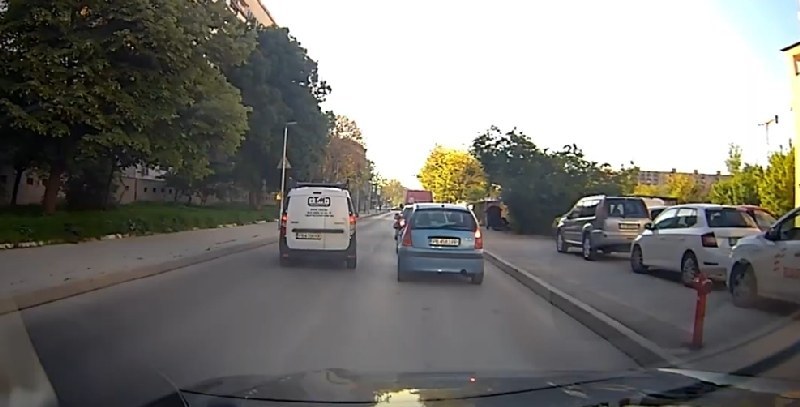 Шофьор изпревари неправомерно, качи се на тротоар и мина на червено в Кючука