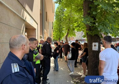 “Убиец“: Протестиращите в памет на Ангел окупираха дома на анестезиолога, мястото гъмжи от полиция ВИДЕО