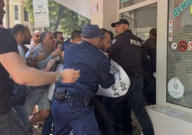 Напрежението пред “Медикус Алфа“ ескалира, протестиращи потрошиха стъклата на болницата ВИДЕО