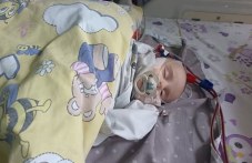 Зов за помощ! Бебе Ема отново е в критично състояние