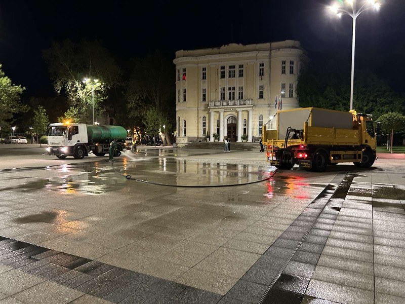 Мият ударно площад „Централен“ и Главната улица