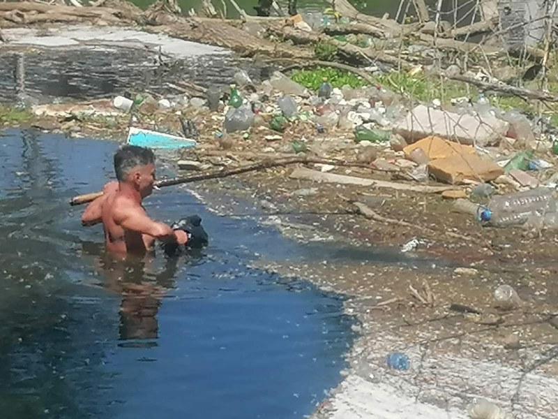 Пловдивски дизайнер влезе в Марица и извади 5 чувала отпадъци