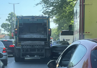 BMW и камион за смет се удариха в Пловдив