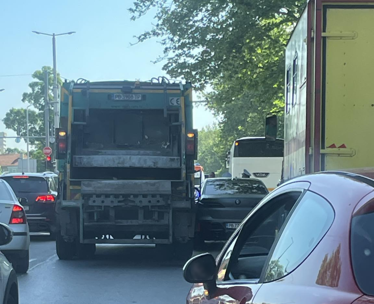 BMW и камион за смет се удариха в Пловдив