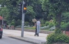 Младежи пренебрегват забраната за тротинетки в Карлово