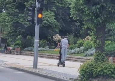 Младежи пренебрегват забраната за тротинетки в Карлово