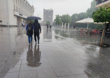 Предимно облачна и дъждовна събота в Пловдив, захладнява