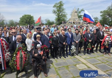 С руски знамена и портрети пловдивчани отбелязаха 80 години от победата